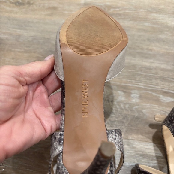 NINE WEST GRAY PUMP WITH SNAKESKIN - Picture 12 of 12